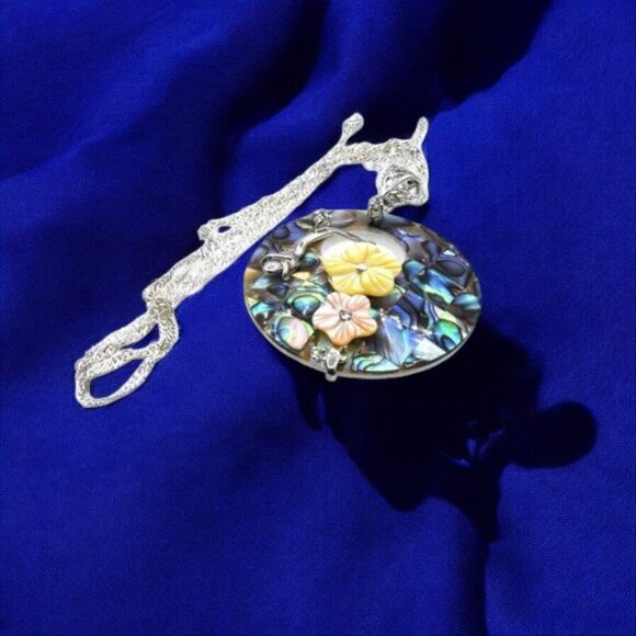 Lee Sands Mixed Media Abalone Mother of Pearl Offset Circle Pendant Floral 20" - Picture 4 of 6